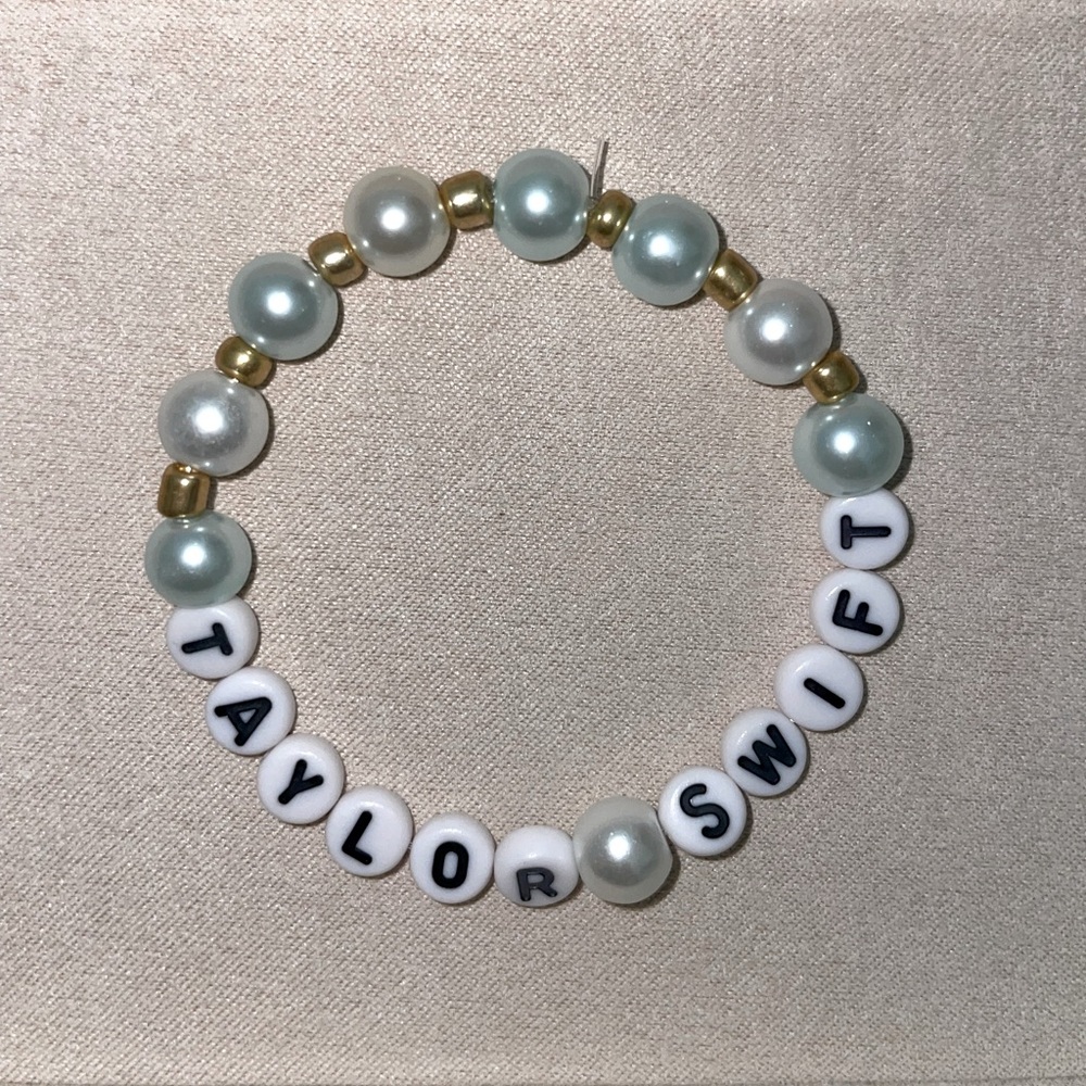 Taylor Swift | Homemade Friendship Bracelet